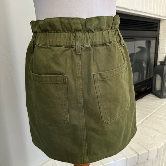 NWOT BLANKNYC Army Green Mini Skirt with Buttons and Ruffled Waist- so cute! - Picture 4 of 5